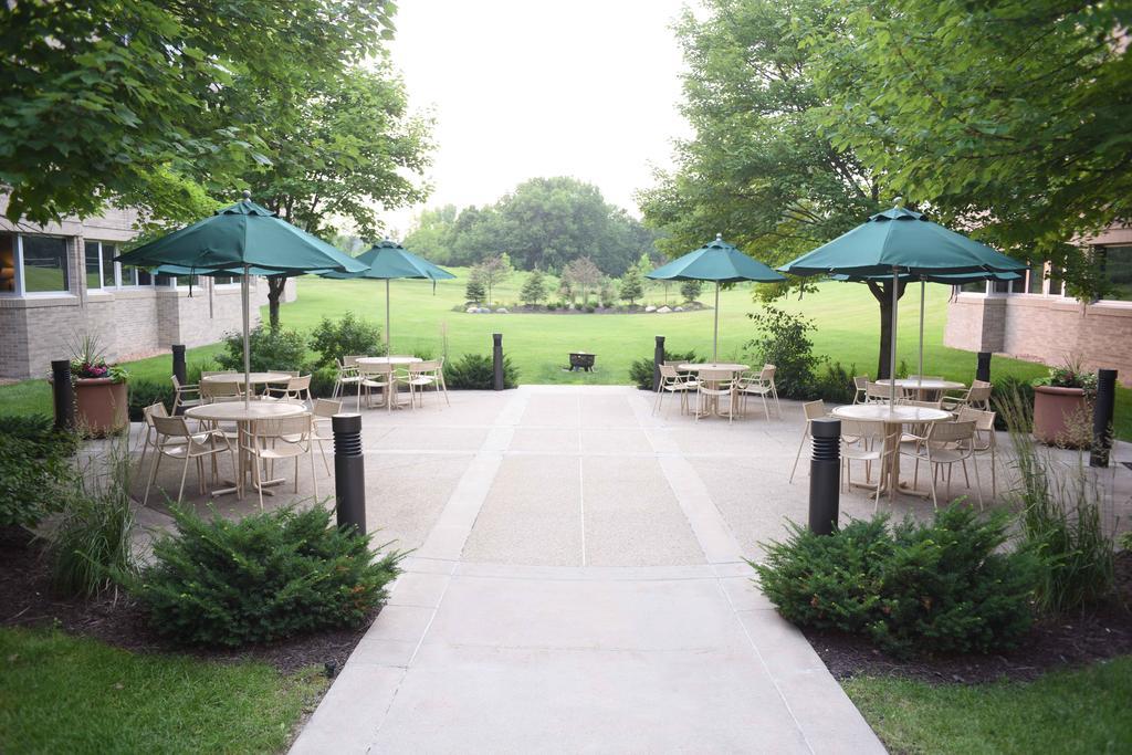 Oak Ridge Hotel Chaska Exterior photo