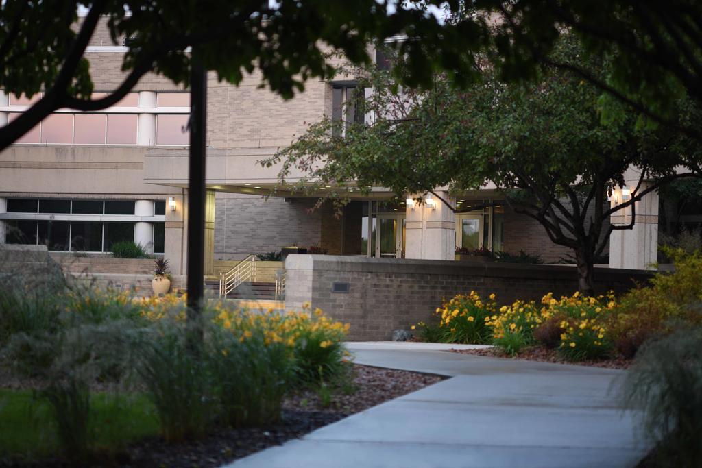 Oak Ridge Hotel Chaska Exterior photo
