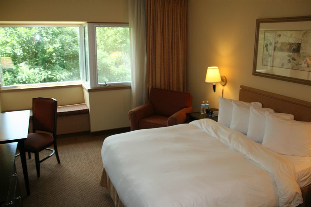 Oak Ridge Hotel Chaska Exterior photo