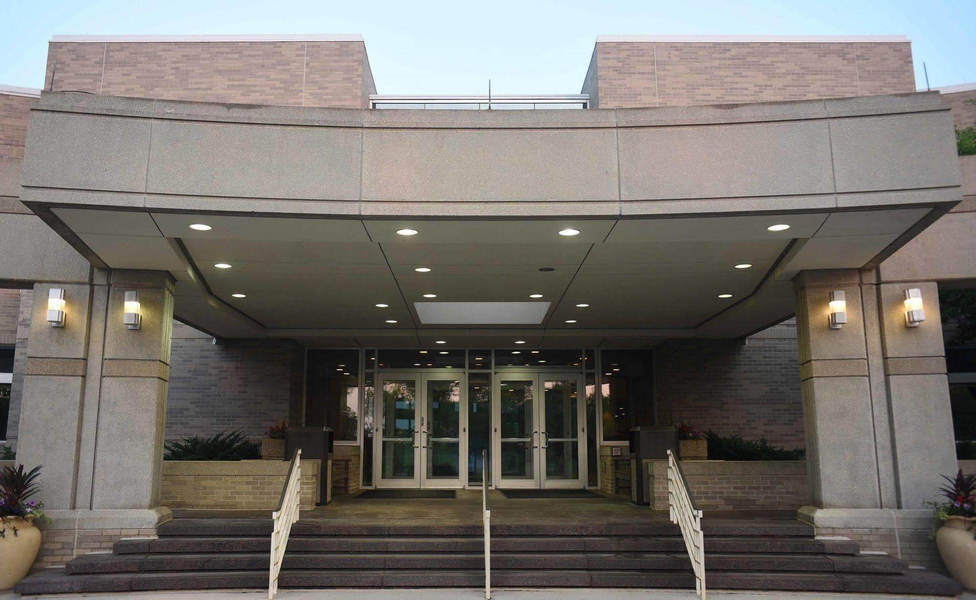 Oak Ridge Hotel Chaska Exterior photo